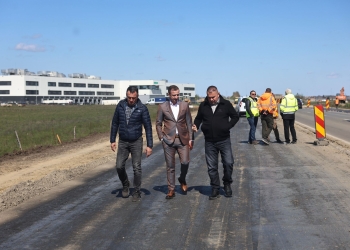 A început turnarea primului strat de asfalt pe drumul care leagă Timișoara de Sânandrei FOTO