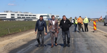 A început turnarea primului strat de asfalt pe drumul care leagă Timișoara de comuna Sânandrei FOTO