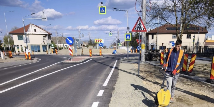 Ultimele lucrări la noul sens giratoriu din Cărpiniș FOTO