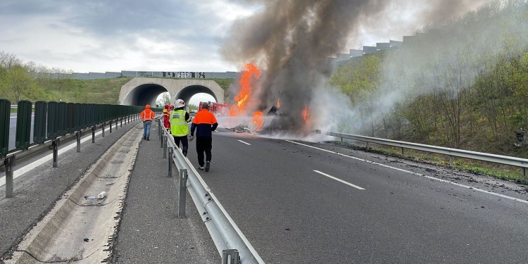 Camion încărcat cu fructe, în flăcări pe autostrada A1, între Deva și Timișoara