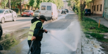 Primăria Timișoara a început curățenia la bordură FOTO