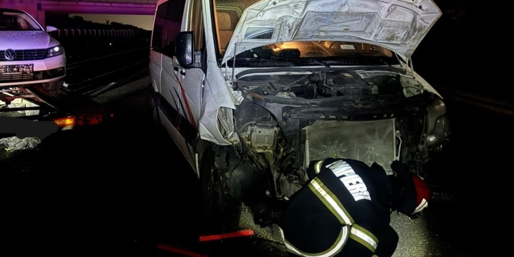 Accident pe autostrada A1, în Timiş! Un microbuz de persoane s-a ciocnit cu unul de transport marfă