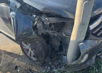 Impact violent în Moșnița Nouă. 2 răniți după ce o mașină s-a izbit de un stâlp pe drumul Moșnița – Timișoara