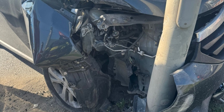 Impact violent în Moșnița Nouă. 2 răniți după ce o mașină s-a izbit de un stâlp pe drumul Moșnița – Timișoara