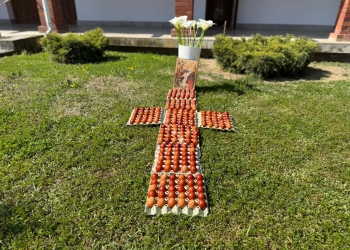 Tradiția de la mănăstirea Șag-Timișen. O mie de ouă vopsite în foi de ceapă, după un ritual început în 1944