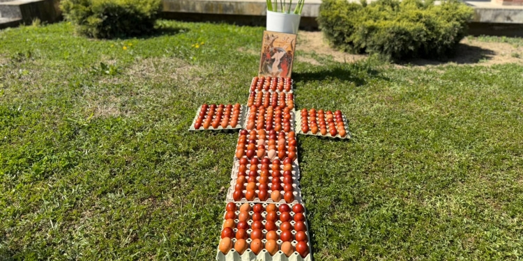 Tradiția de la mănăstirea Șag-Timișen. O mie de ouă vopsite în foi de ceapă, după un ritual început în 1944