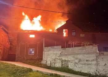 Bloc dintr-un oraș din Banat, cuprins de flăcări! Patru apartamente afectate