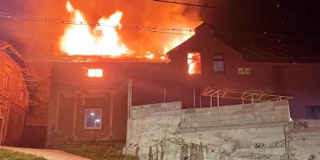 Bloc dintr-un oraș din Banat, cuprins de flăcări! Patru apartamente afectate