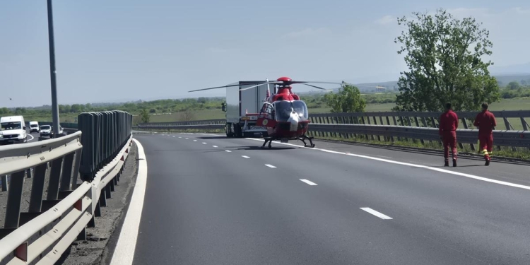 Accident pe A1, la Belinț: 4 persoane rănite după impactul dintre un microbuz și un camion