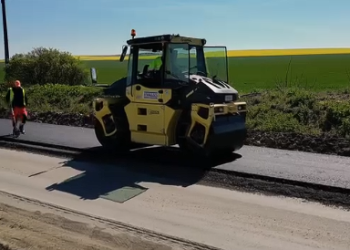 A început turnarea primului strat de asfalt pe tronsonul din drumul județean 691 reabilitat de CJ Timiș