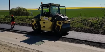 A început turnarea primului strat de asfalt pe tronsonul din drumul județean 691 reabilitat de CJ Timiș