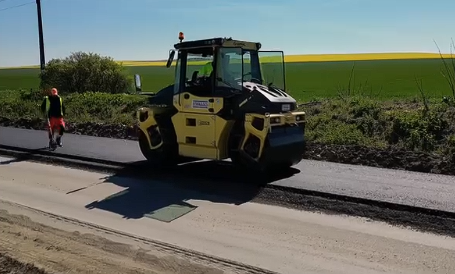 A început turnarea primului strat de asfalt pe tronsonul din drumul județean 691 reabilitat de CJ Timiș
