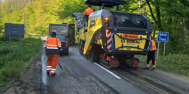 Asfalt proaspăt între Făget și județul Arad. Lucrări pe 9 kilometri de drum județean