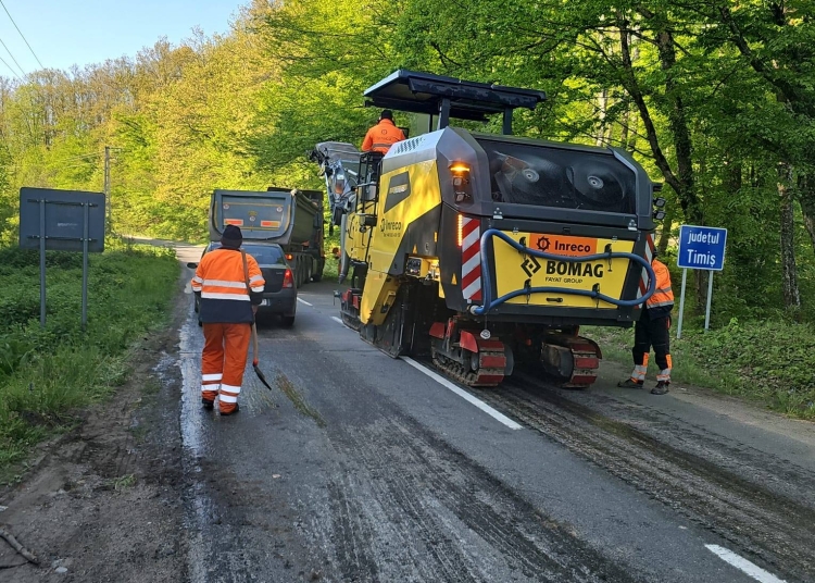 Asfalt proaspăt între Făget și județul Arad. Lucrări pe 9 kilometri de drum județean