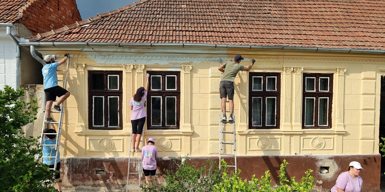 Au început înscrierile pentru voluntarii „Color the Village” 2026