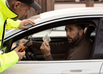 Șofer reținut după ce a încercat să mituiască un polițist din Banat