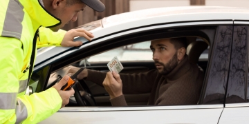 Șofer reținut după ce a încercat să mituiască un polițist din Banat