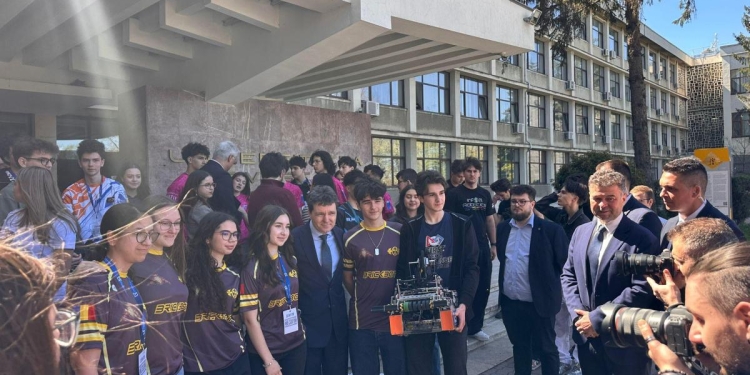 Vizită-surpriză la UVT: președintele Nicușor Dan, alături de lotul național de robotică înainte de marea finală din Houston