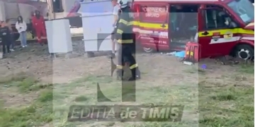 Autospecială SMURD lovită de tren la Urseni: trei cadre medicale rănite
