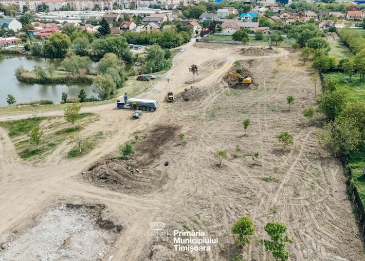 „Covorul” de deșeuri și pământ, transformat în parc în cartierul Dâmbovița