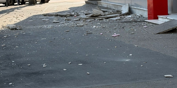 La un pas de tragedie! Bucăți dintr-un bloc, puse la pământ de un mesh publicitar