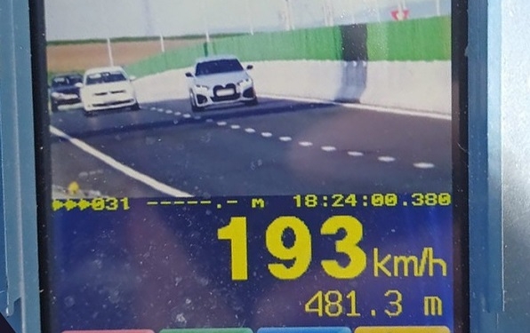 Aproape și-a luat zborul! Tânăr prins cu aproape 200 km/h pe DN 69A, între Sânandrei și A1