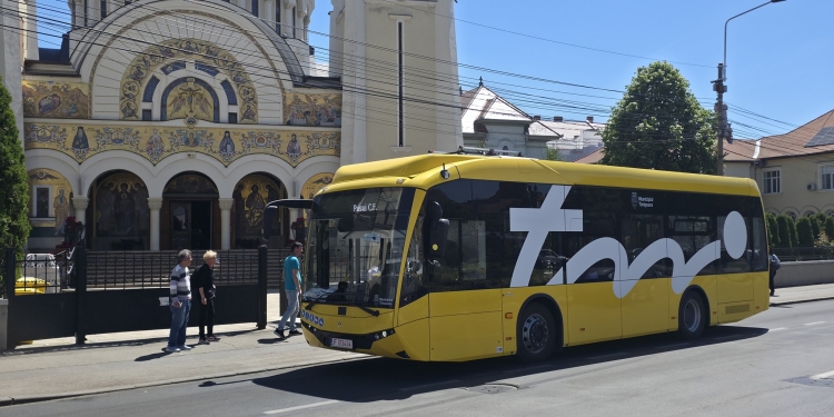 Primul autobuz electric scurt a intrat în teste pe traseu, la Timişoara