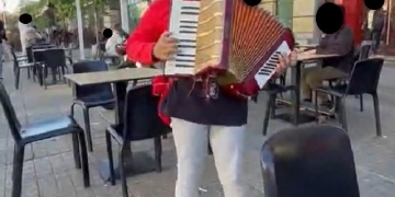 O altă formă de cerșetorie în centrul Timișoarei: cântatul la acordeon pentru a câștiga bani