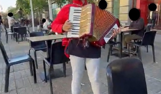 O altă formă de cerșetorie în centrul Timișoarei: cântatul la acordeon pentru a câștiga bani