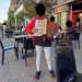 O altă formă de cerșetorie în centrul Timișoarei: cântatul la acordeon pentru a câștiga bani