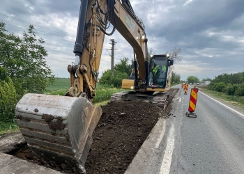 Lucrările de reparații pe DN59A continuă la ieșire din localitatea Beregsău Mare spre Cărpiniș FOTO