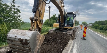 Lucrările de reparații pe DN59A continuă la ieșire din localitatea Beregsău Mare spre Cărpiniș FOTO