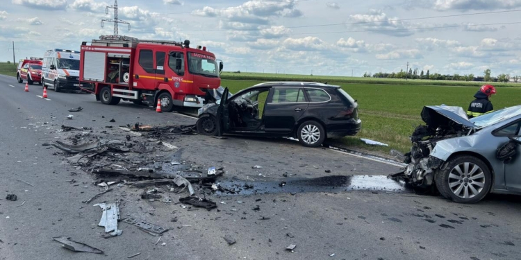 Accident grav între Birda și Gătaia. Drumul e blocat. Elicopterul SMURD și multiple echipaje, trimise la fața locului