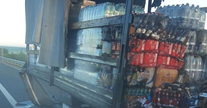 Tir cuprins de flăcări pe autostrada A1, în județul Timiș