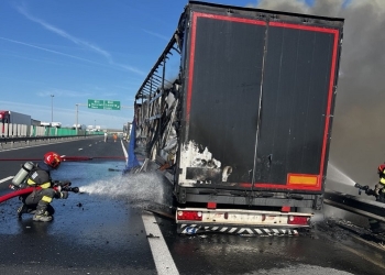 Tir în flăcări pe autostrada A1, în județul Timiș! Se circulă pe o singură bandă