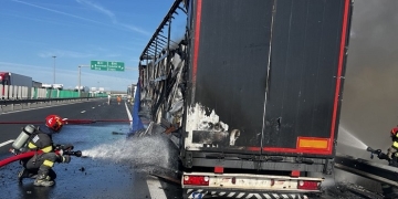 Tir în flăcări pe autostrada A1, în județul Timiș! Se circulă pe o singură bandă