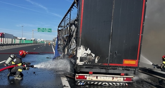 Tir în flăcări pe autostrada A1, în județul Timiș! Se circulă pe o singură bandă
