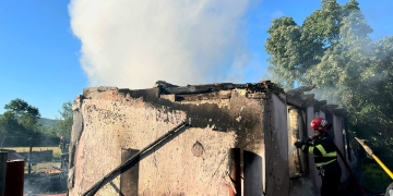 Casă din Timiș, mistuită de flăcări! Acoperișul locuinței s-a prăbușit