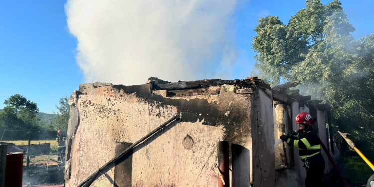 Casă din Timiș, mistuită de flăcări! Un bărbat a fost găsit carbonizat