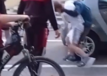 Imagini șocante la Bocșa. Un bărbat este cercetat penal după ce a lovit un copil de 11 ani care se certase cu fiul său