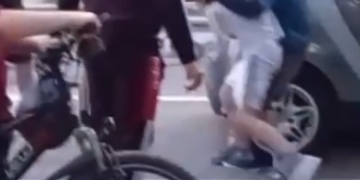 Imagini șocante la Bocșa. Un bărbat este cercetat penal după ce a lovit un copil de 11 ani care se certase cu fiul său