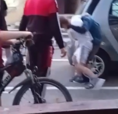Imagini șocante la Bocșa. Un bărbat este cercetat penal după ce a lovit un copil de 11 ani care se certase cu fiul său