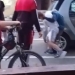 Imagini șocante la Bocșa. Un bărbat este cercetat penal după ce a lovit un copil de 11 ani care se certase cu fiul său