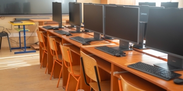 Primăria Timișoara cumpără un nou lot de echipamente digitale pentru școlile din oraș