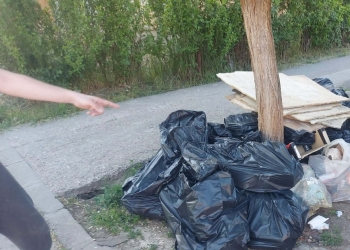 „Renovare” scumpă. Amendă de 30.000 de lei pentru 25 de saci cu moloz abandonați pe spațiul verde
