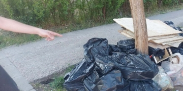 „Renovare” scumpă. Amendă de 30.000 de lei pentru 25 de saci cu moloz abandonați pe spațiul verde