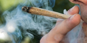 Bărbat reţinut de DIICOT Timişoara după ce a oferit droguri unui băiat de 14 ani