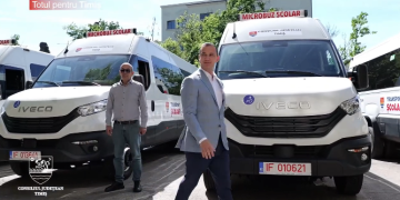 25 de microbuze hibride destinate transportului școlar, predate de CJ Timiș