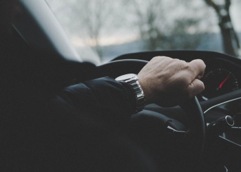 Bătrân, dar vitezoman! Bărbat de 71 ani, prins cu 128 km/h într-o localitate din Timiș
