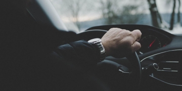 Bătrân, dar vitezoman! Bărbat de 71 ani, prins cu 128 km/h într-o localitate din Timiș